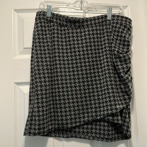 Houndstooth maternity skirt.